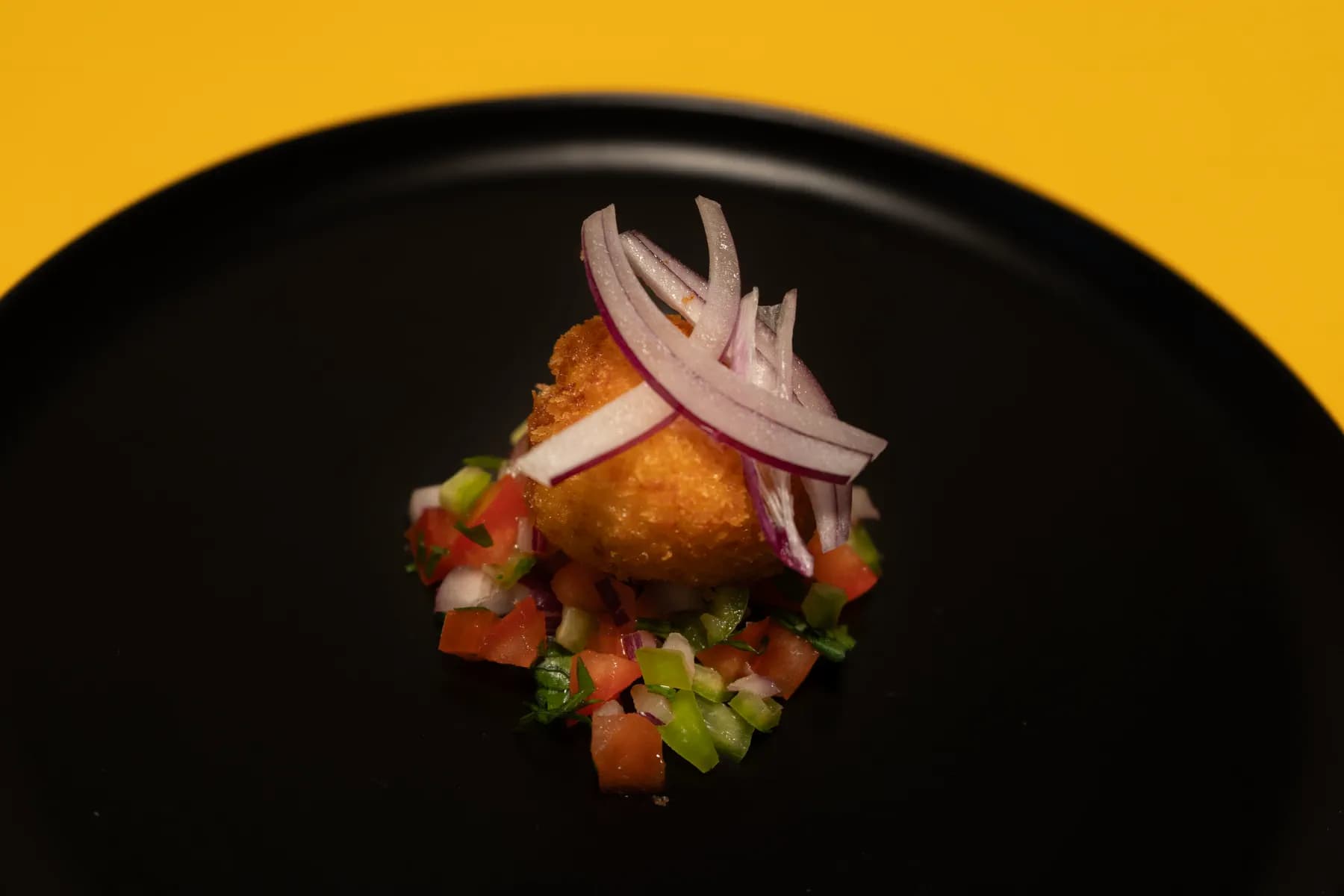 Croqueta con cebolla morada y pico de gallo