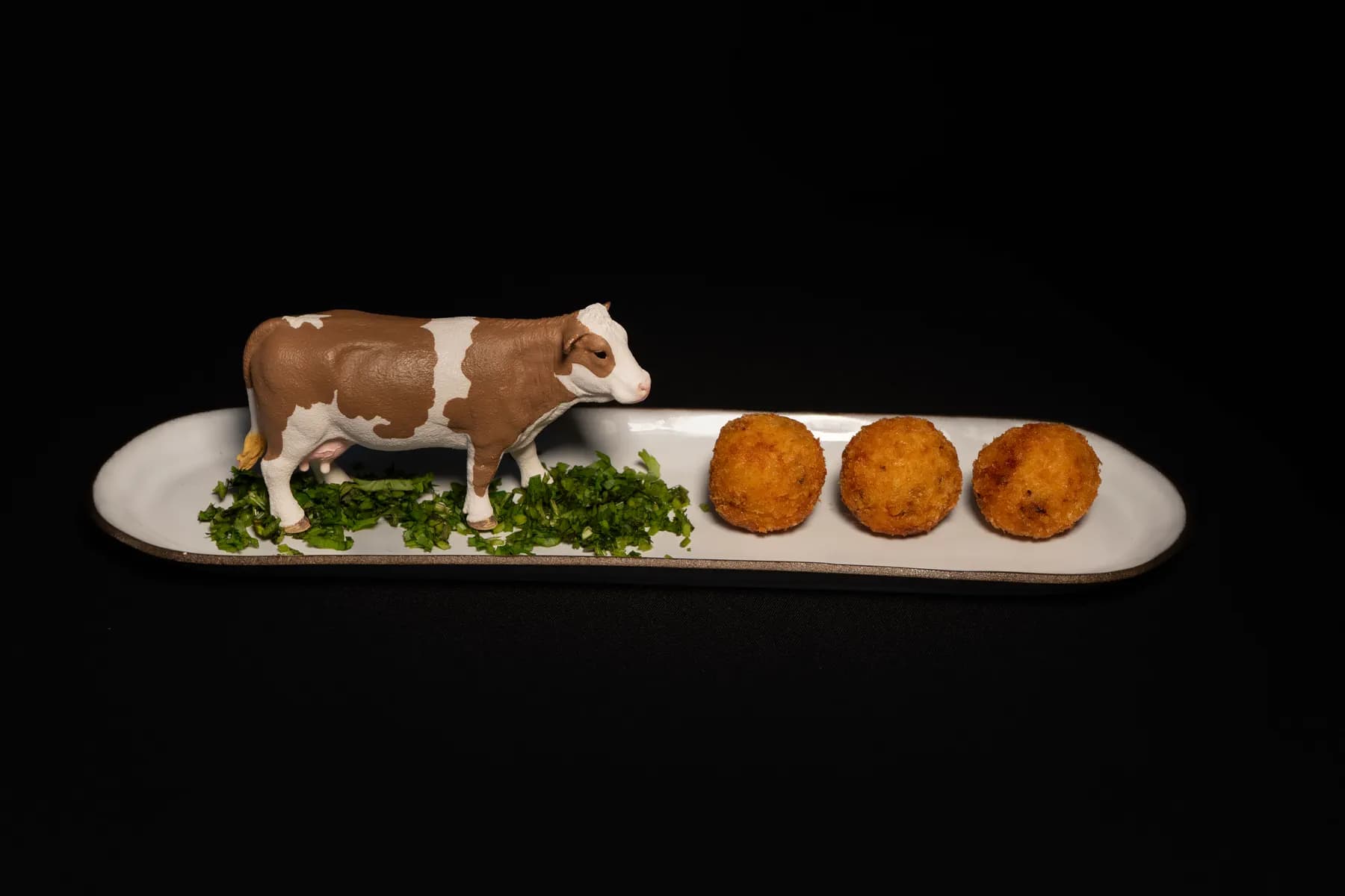 Croquetas de cocido servidas en plato alargado, del obrador Crocant en Mallorca